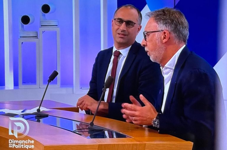Samuel Tual sur le plateau de l'emission Dimanche en Politique
