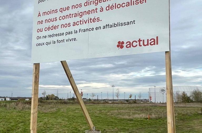 Cette image illustre un panneau dans un champ sur lequel Samuel Tual a décidé de sonner l'alerte