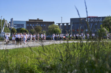Images des collaborateurs actual quittant leur lieu de travail pour se rendre sur le site du nouveau siège pour poser les premières pierre du nouveau bâtiment