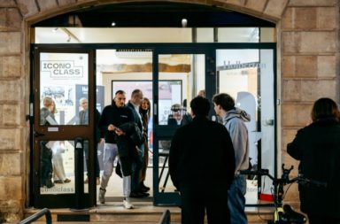 Des étudiants sortent d'une école Actual