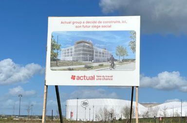 panneau qui annonce la construction du siège d'actual